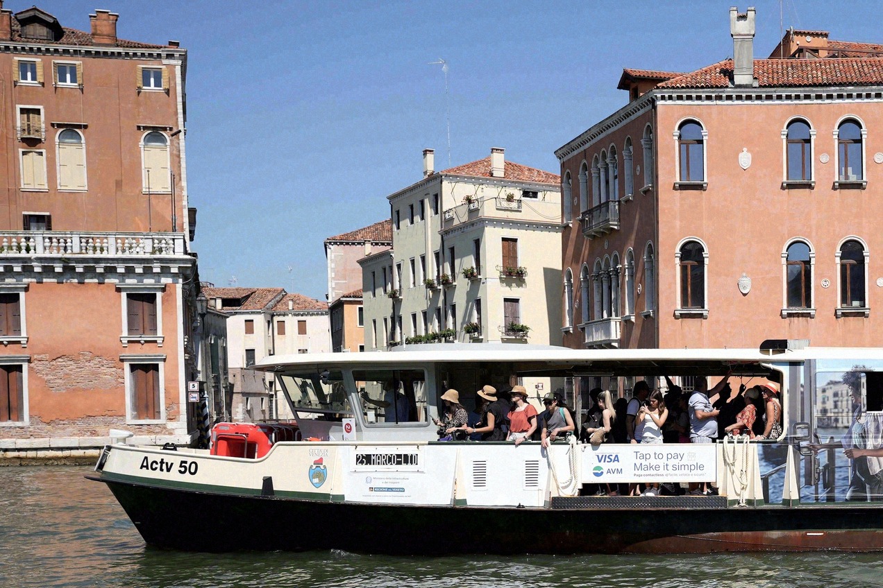Ein ACTV-Wasserbus („Vaporetto“) in Venedig.